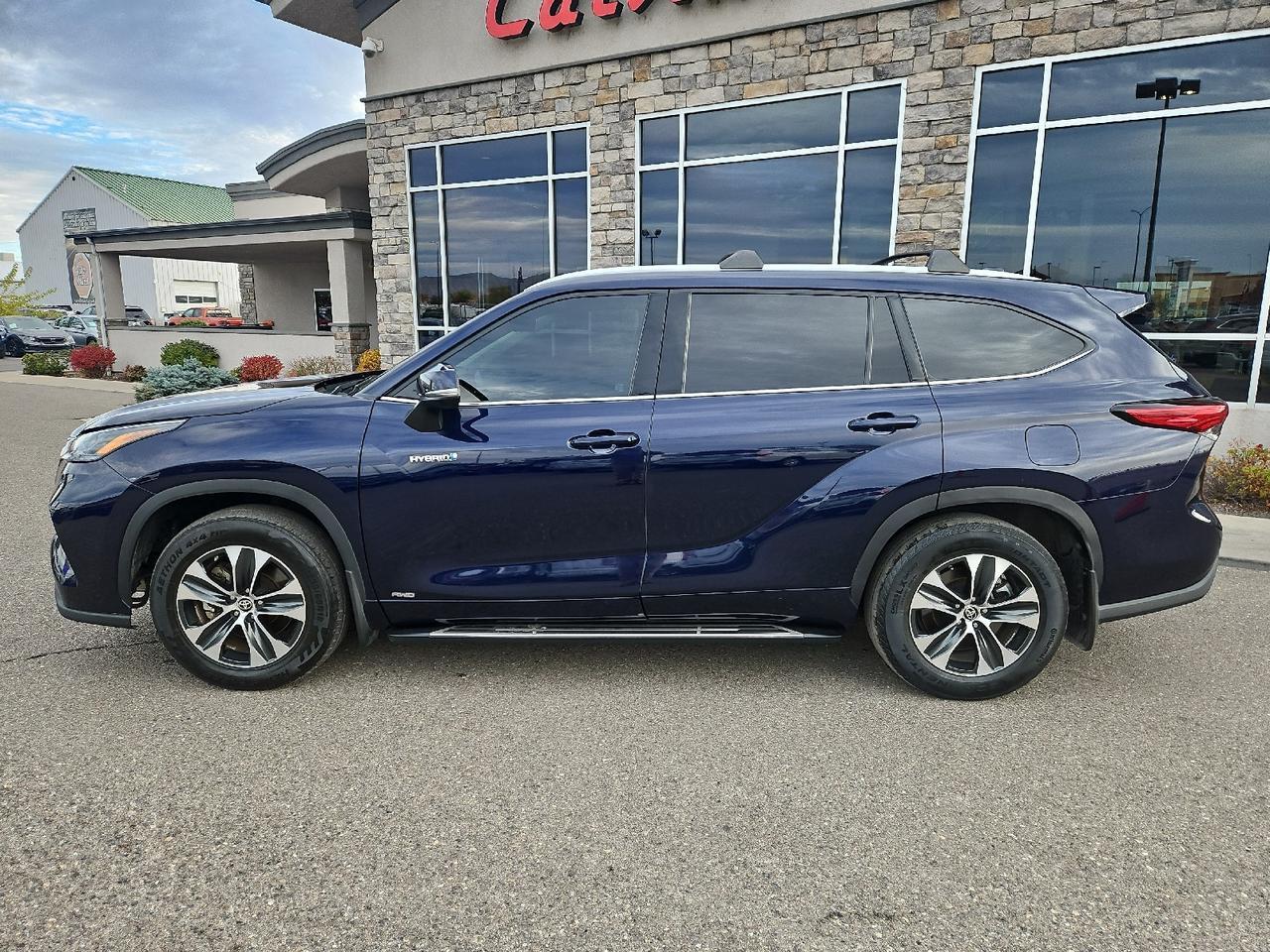 2021 Toyota Highlander Hybrid XLE photo 2