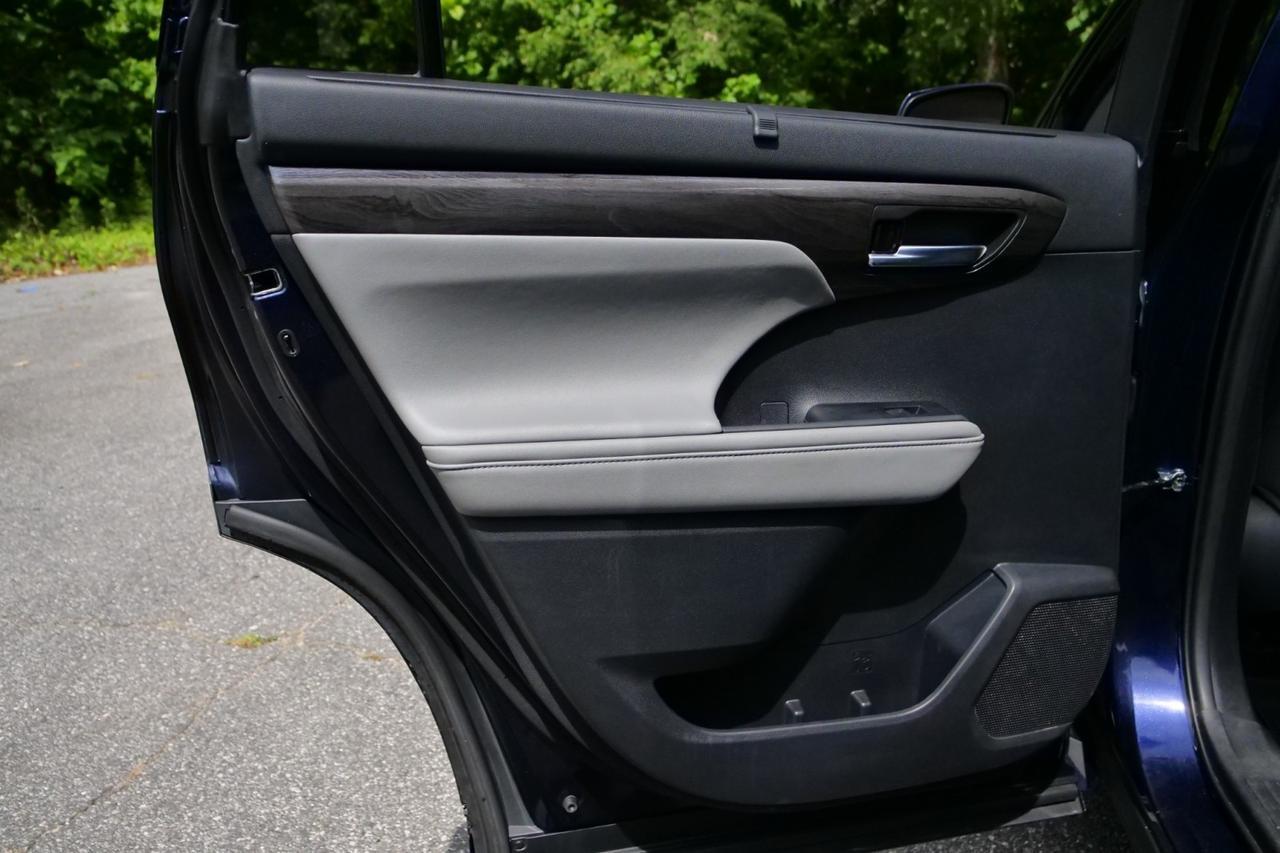 2021 Toyota Highlander Limited / AWD / Third Row / Vented Seats! Lincolnton NC