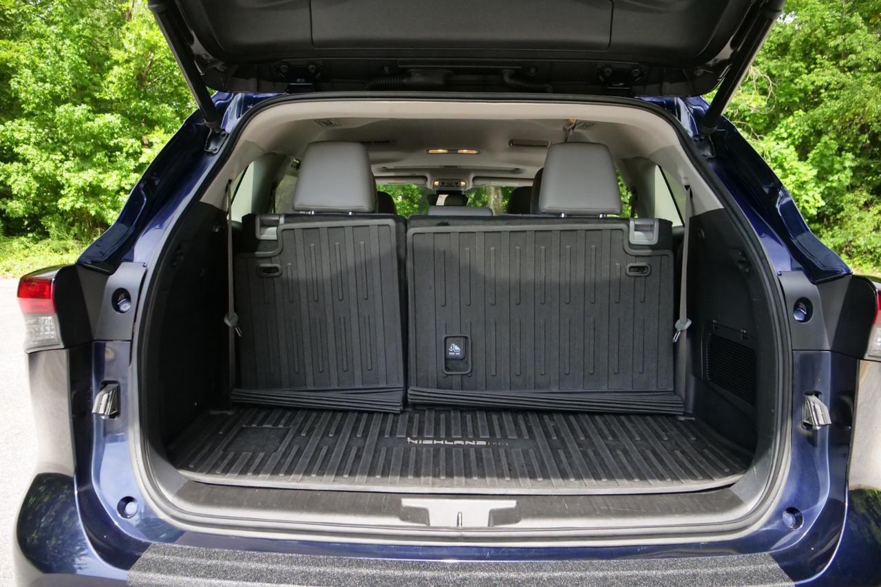 2021 Toyota Highlander Limited / AWD / Third Row / Vented Seats! Lincolnton NC