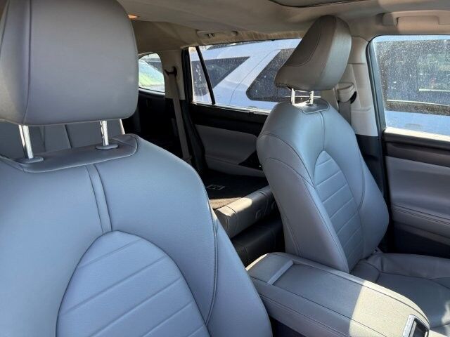 2021 Toyota Highlander XLE - Photo 13