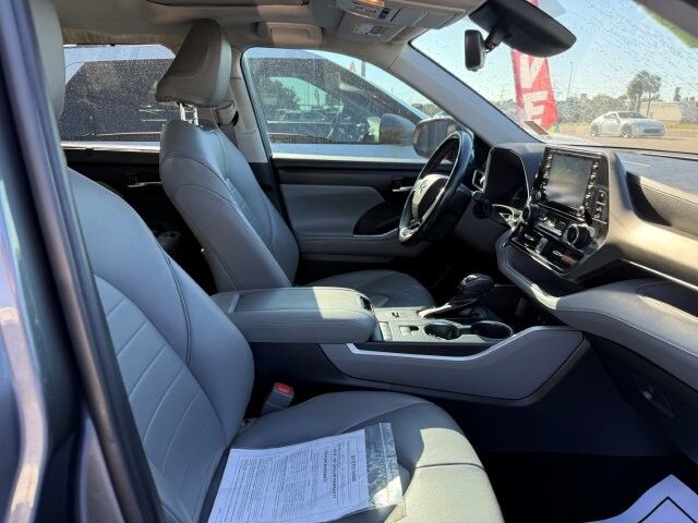 2021 Toyota Highlander XLE - Photo 12