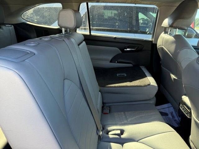 2021 Toyota Highlander XLE - Photo 18