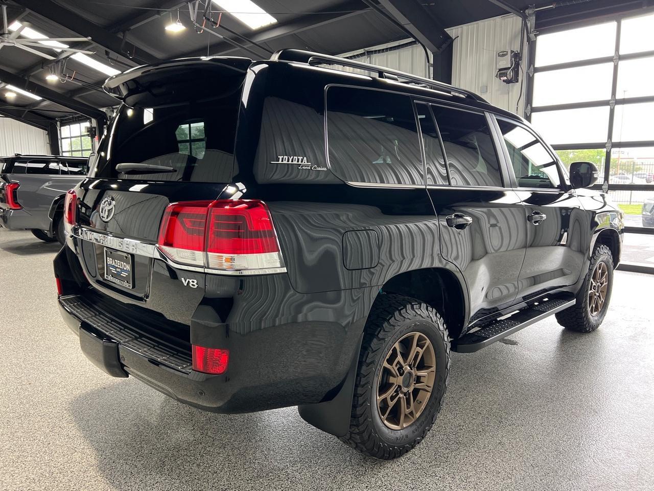 2021 Toyota Land Cruiser Heritage Edition, 3rd Row Seating, King Shock Lift, Total Chaos UCAs, Slee Offroad Sliders, Only 24k Miles