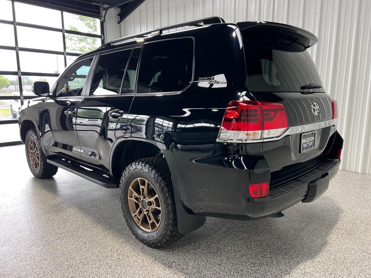 2021 Toyota Land Cruiser Heritage Edition, 3rd Row Seating, King Shock Lift, Total Chaos UCAs, Slee Offroad Sliders, Only 24k Miles