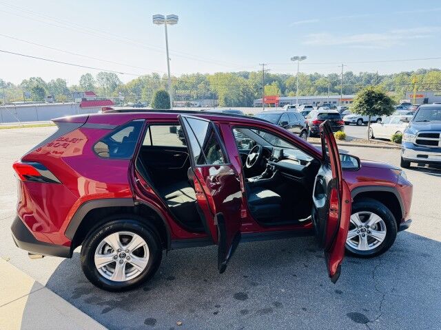 2021 Toyota RAV4 XLE photo 8