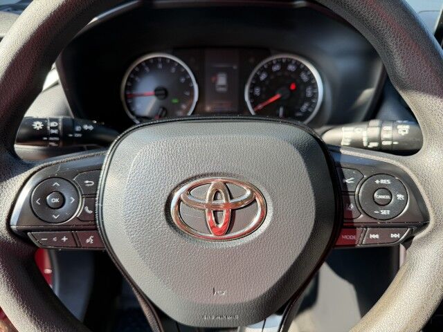 2021 Toyota RAV4 XLE photo 4