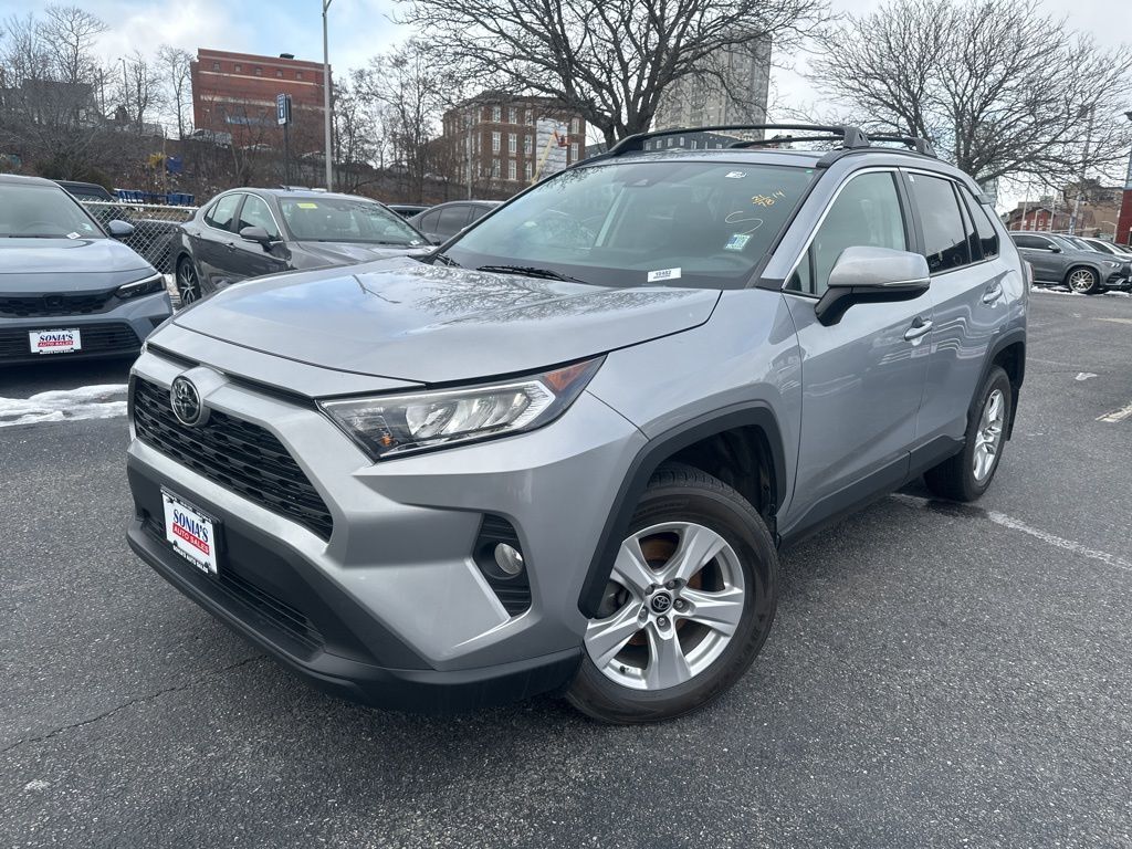 2021 Toyota RAV4 XLE's photo