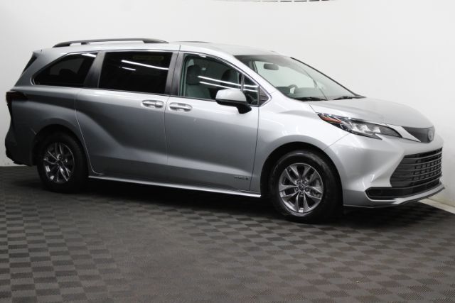 2021 Toyota Sienna LE Hybrid