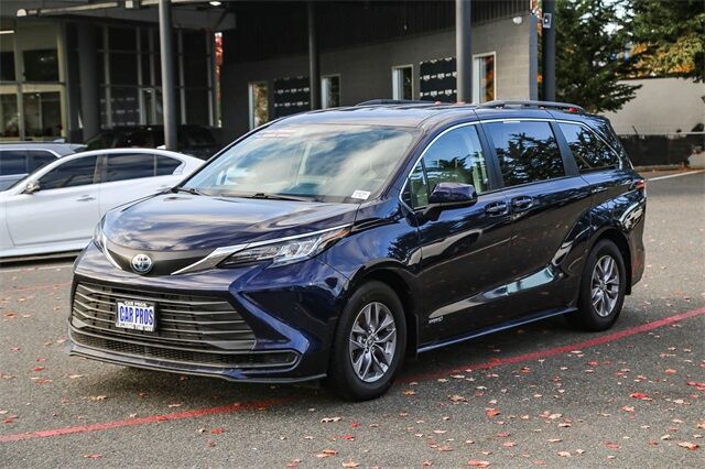 2021 Toyota Sienna LE photo 4