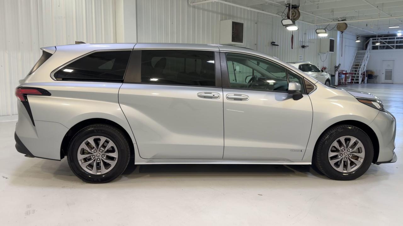 2021 Toyota Sienna LE