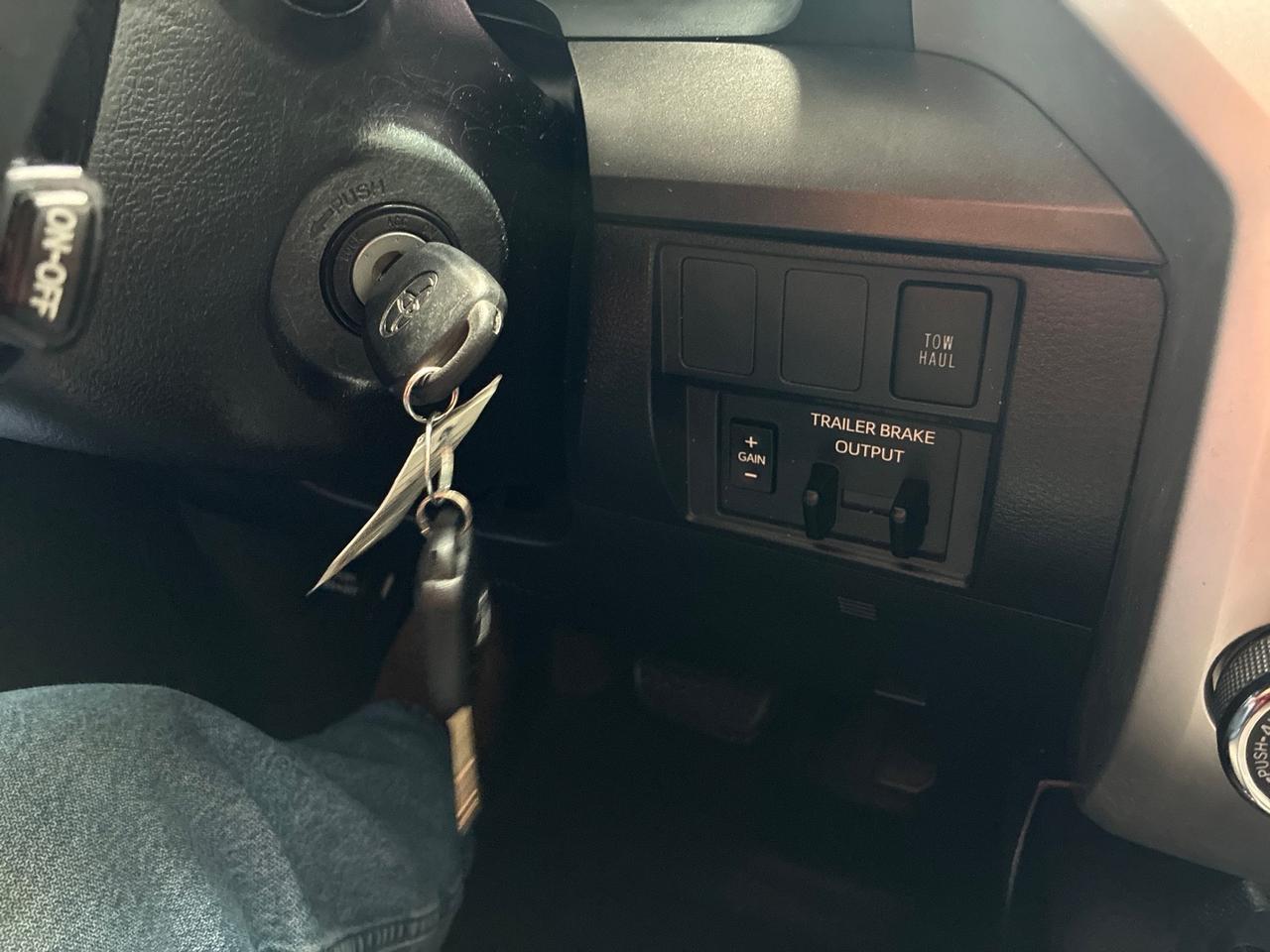2021 Toyota Tundra SR5, 4x4, Leather Pkg, Leveling Kit, Spray-on Bedliner, Bed Cover Houston TX