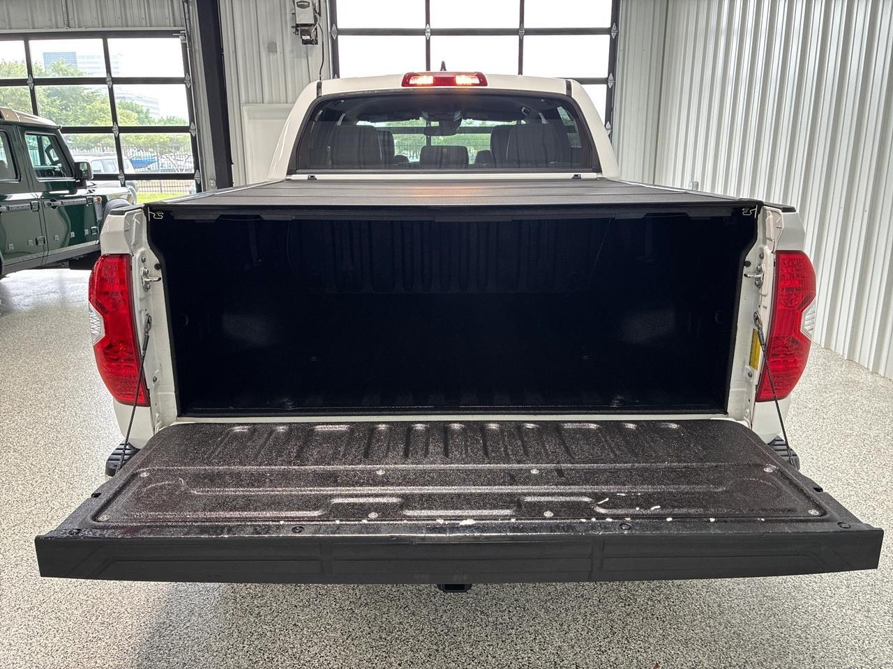 2021 Toyota Tundra SR5, 4x4, Leather Pkg, Leveling Kit, Spray-on Bedliner, Bed Cover Houston TX
