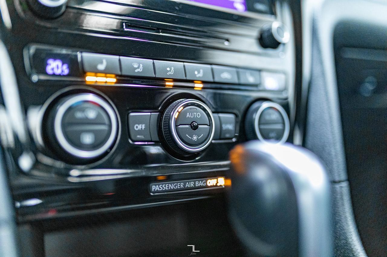 2021 Volkswagen Passat Highline Leather Roof BCam Red Deer AB