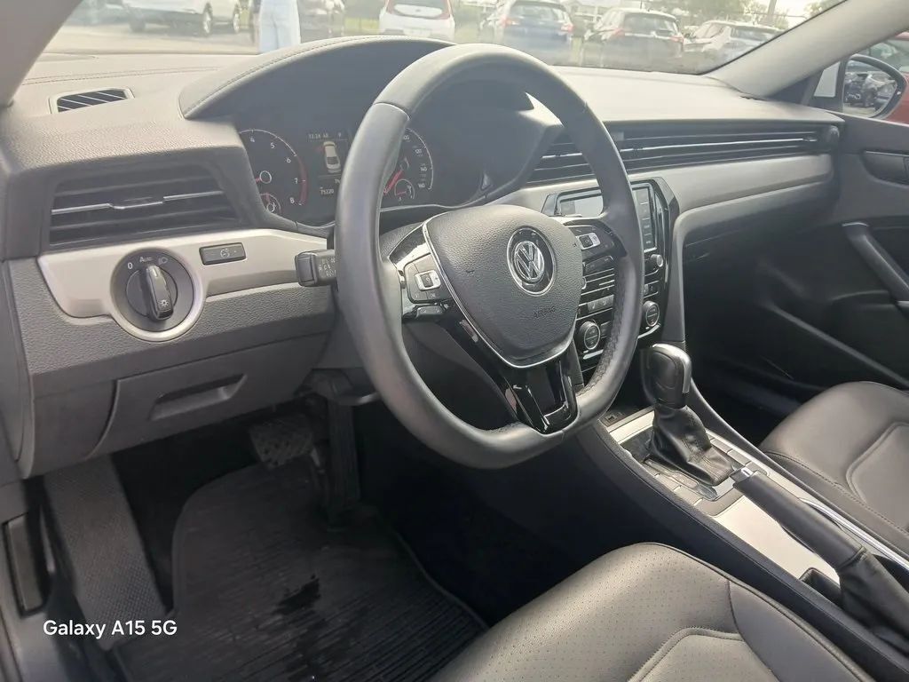 2021 Volkswagen Passat SE photo 5