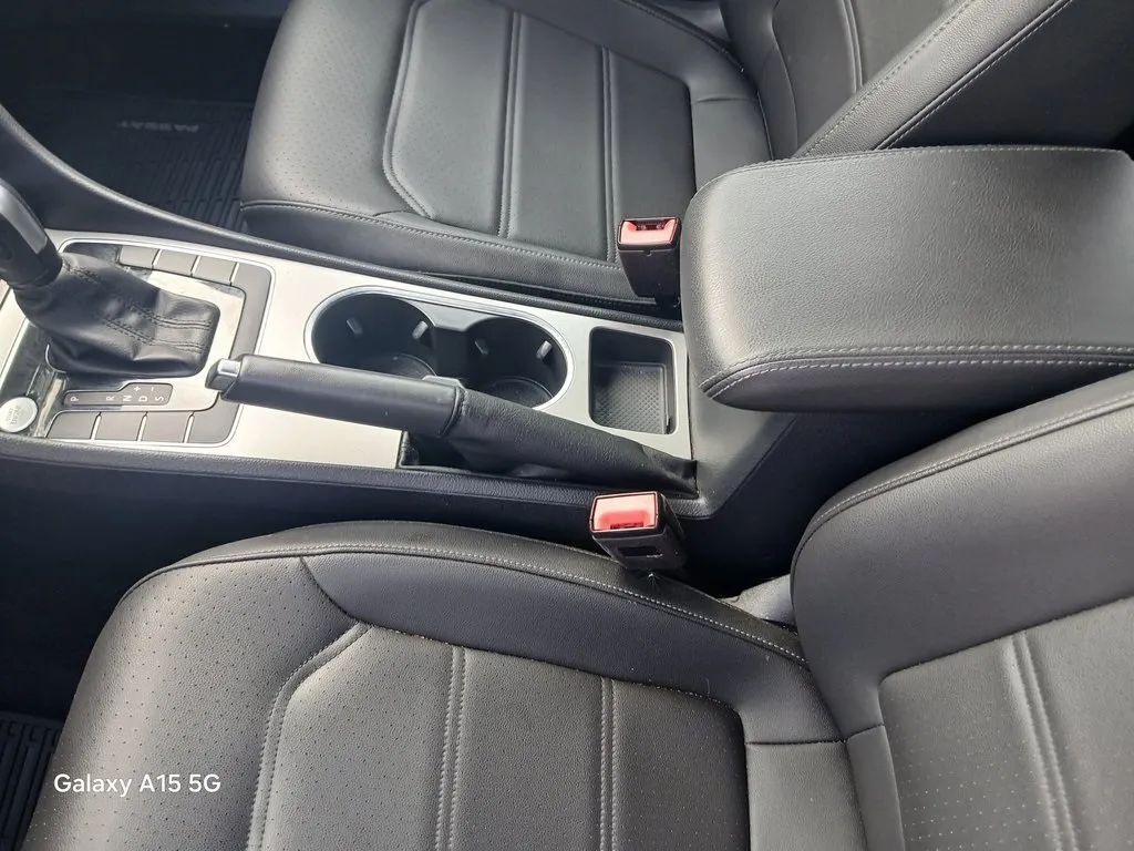 2021 Volkswagen Passat SE photo 6