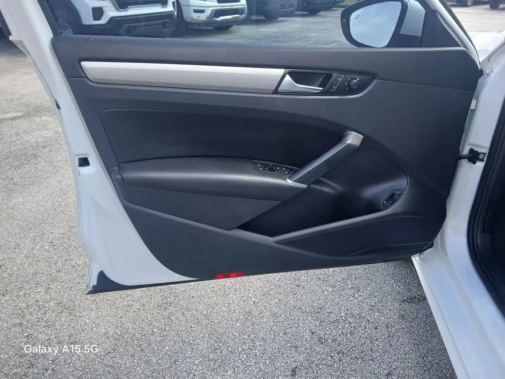 2021 Volkswagen Passat SE photo 8