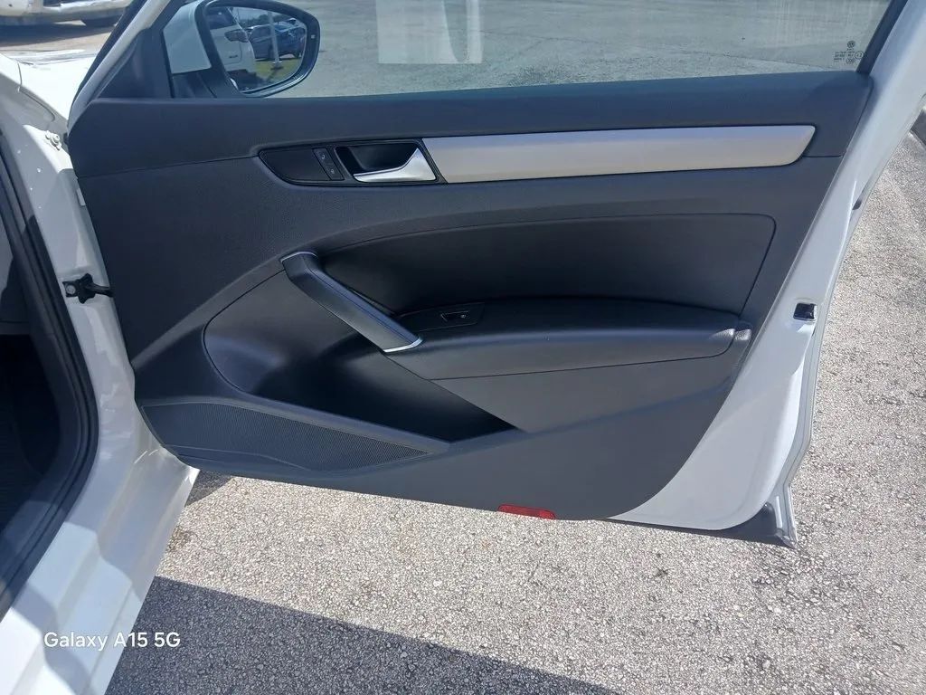 2021 Volkswagen Passat SE photo 15