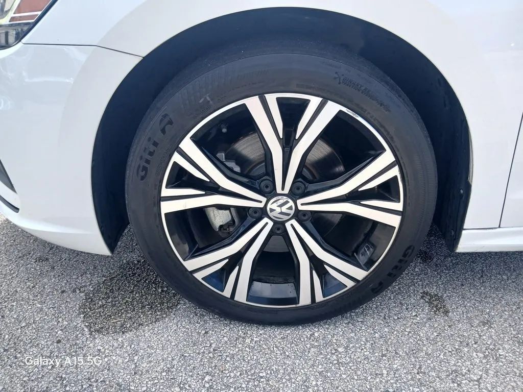 2021 Volkswagen Passat SE photo 19