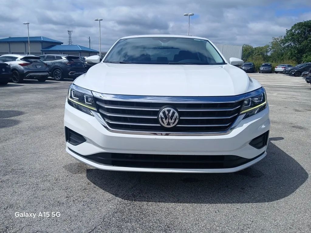 2021 Volkswagen Passat SE photo 3