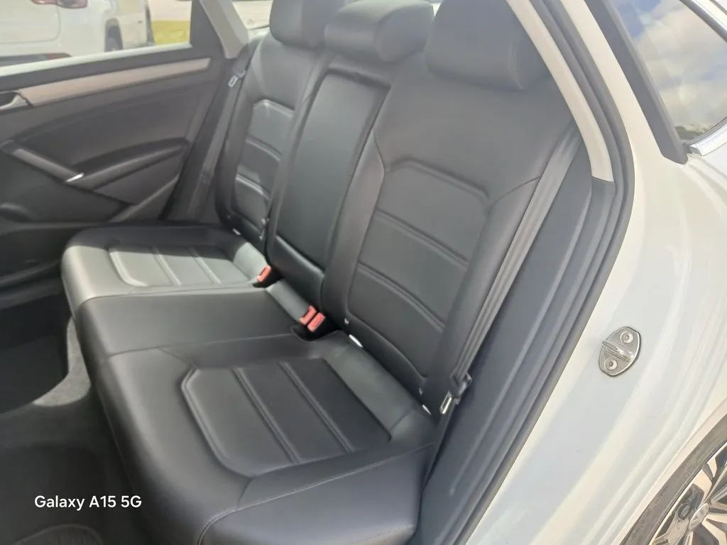 2021 Volkswagen Passat SE photo 10