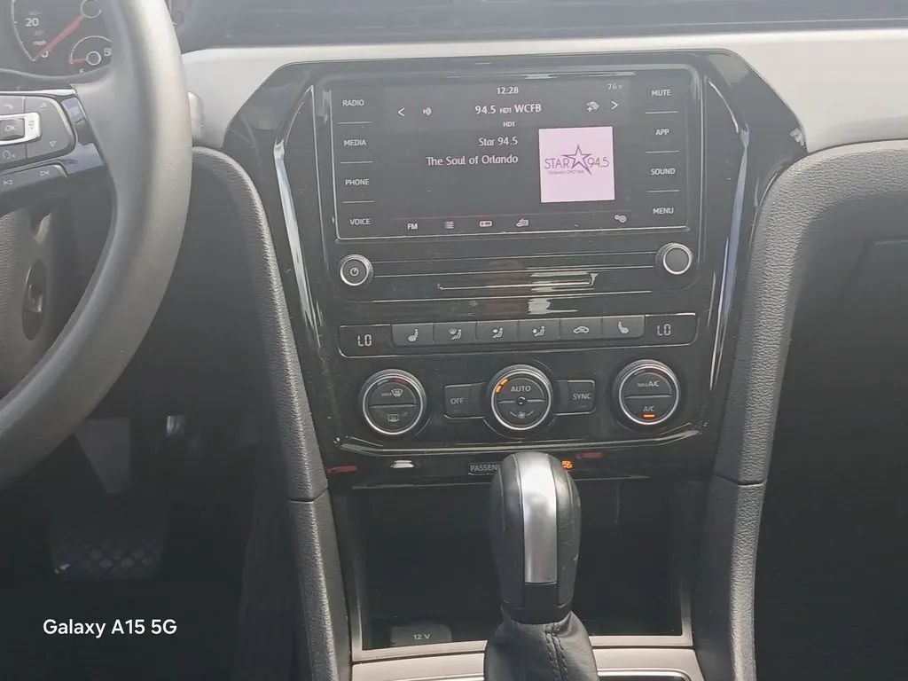 2021 Volkswagen Passat SE photo 24