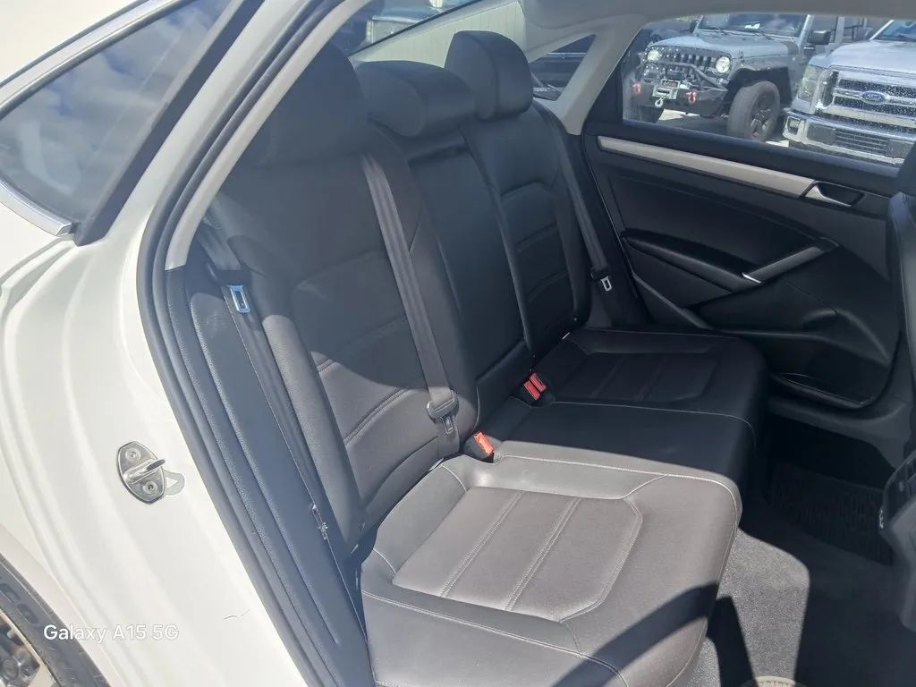 2021 Volkswagen Passat SE photo 12