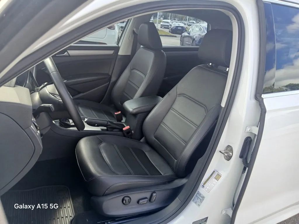 2021 Volkswagen Passat SE photo 9