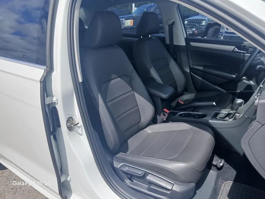 2021 Volkswagen Passat SE photo 16