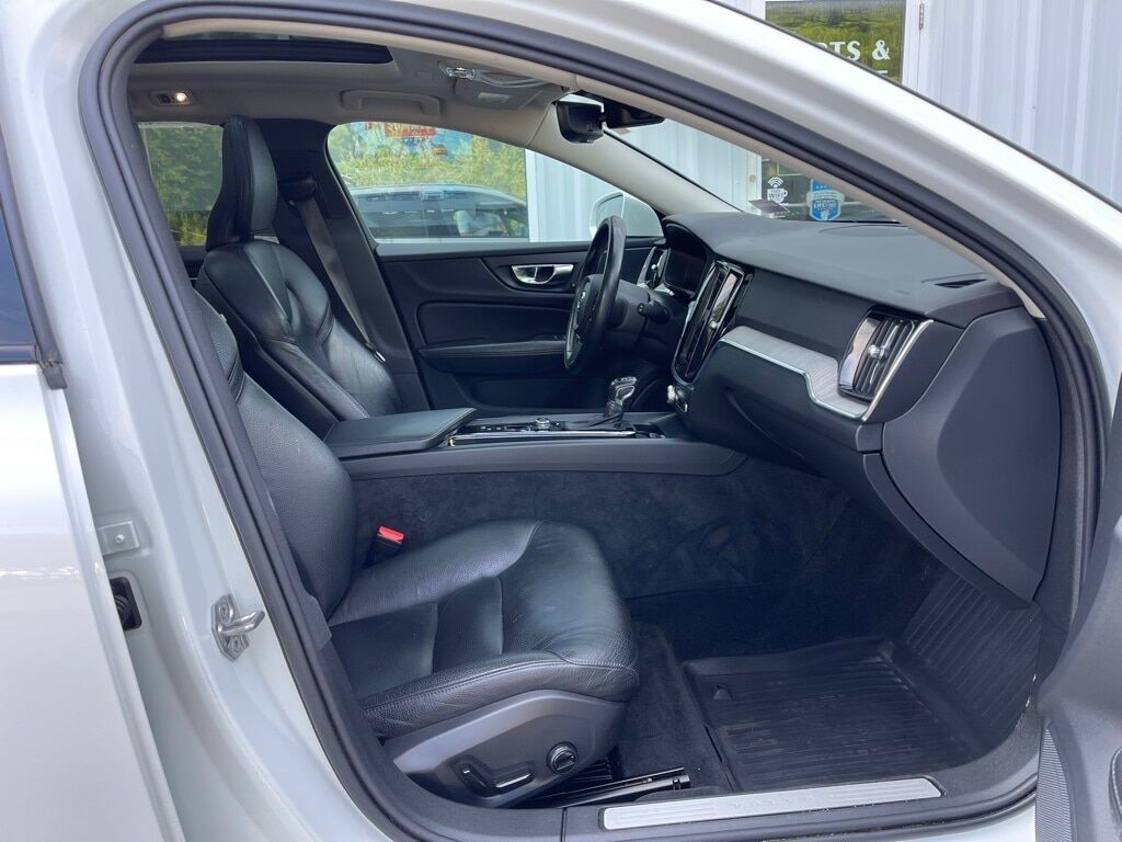 2021 Volvo V60 Cross Country T5 Orange MA