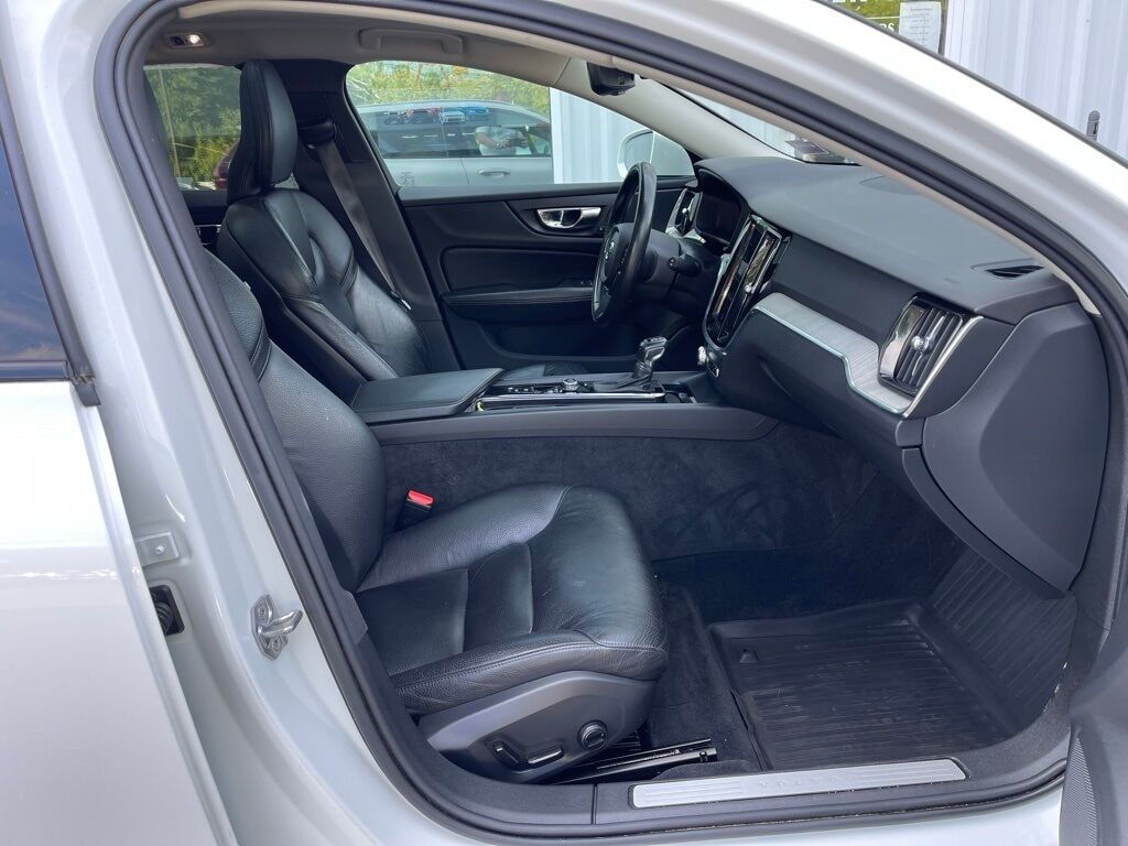 2021 Volvo V60 Cross Country T5 Orange MA