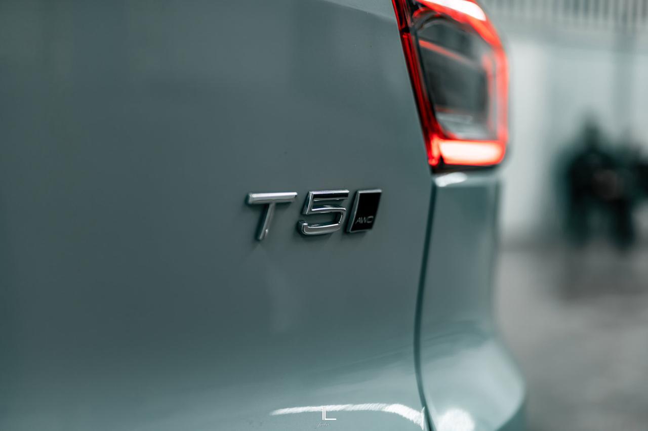 2021 Volvo XC40 AWD T5 Momentum Leather Roof Nav BCam Red Deer AB