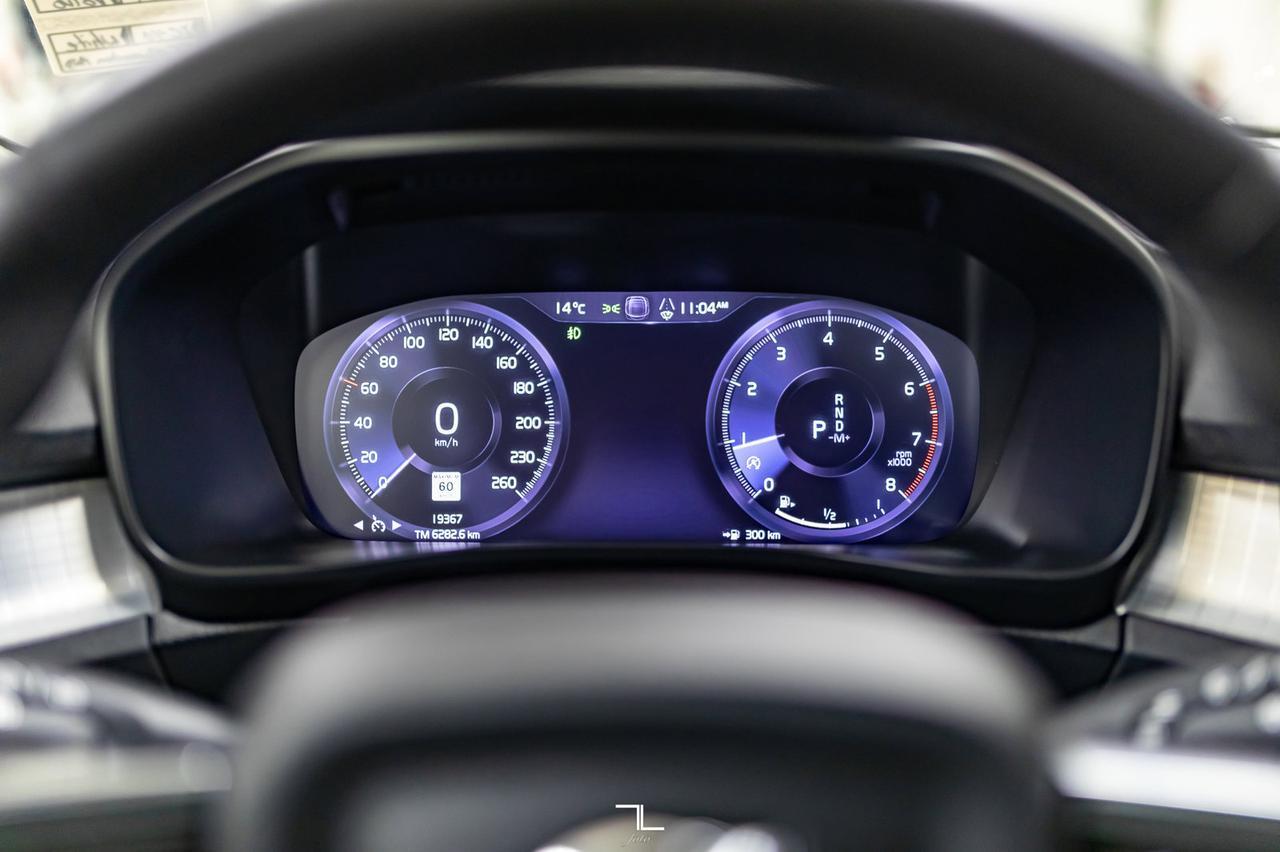 2021 Volvo XC40 AWD T5 Momentum Leather Roof Nav BCam Red Deer AB