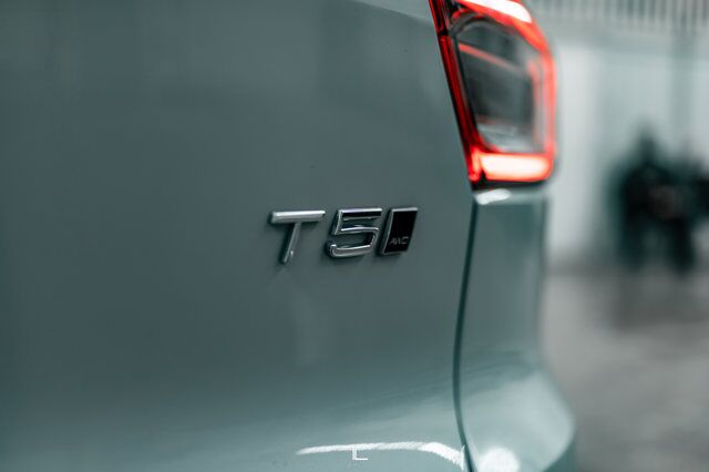 2021 Volvo XC40 AWD T5 Momentum Leather Roof Nav BCam Red Deer AB