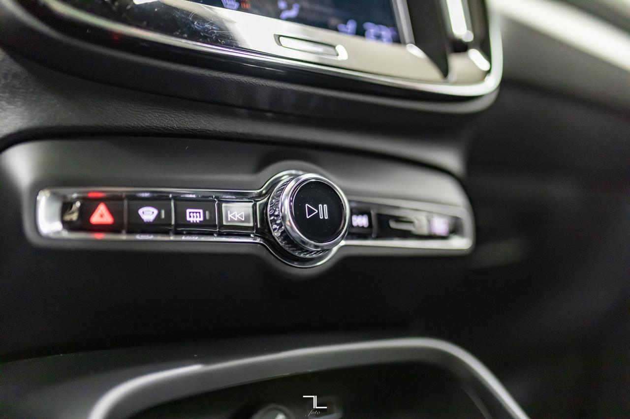 2021 Volvo XC40 AWD T5 Momentum Leather Roof Nav BCam Red Deer AB