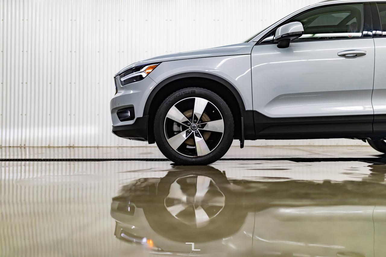 2021 Volvo XC40 AWD T5 Momentum Leather Roof Nav BCam Red Deer AB