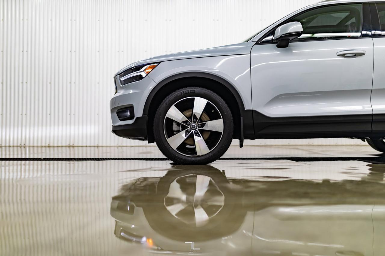 2021 Volvo XC40 AWD T5 Momentum Leather Roof Nav BCam Red Deer AB