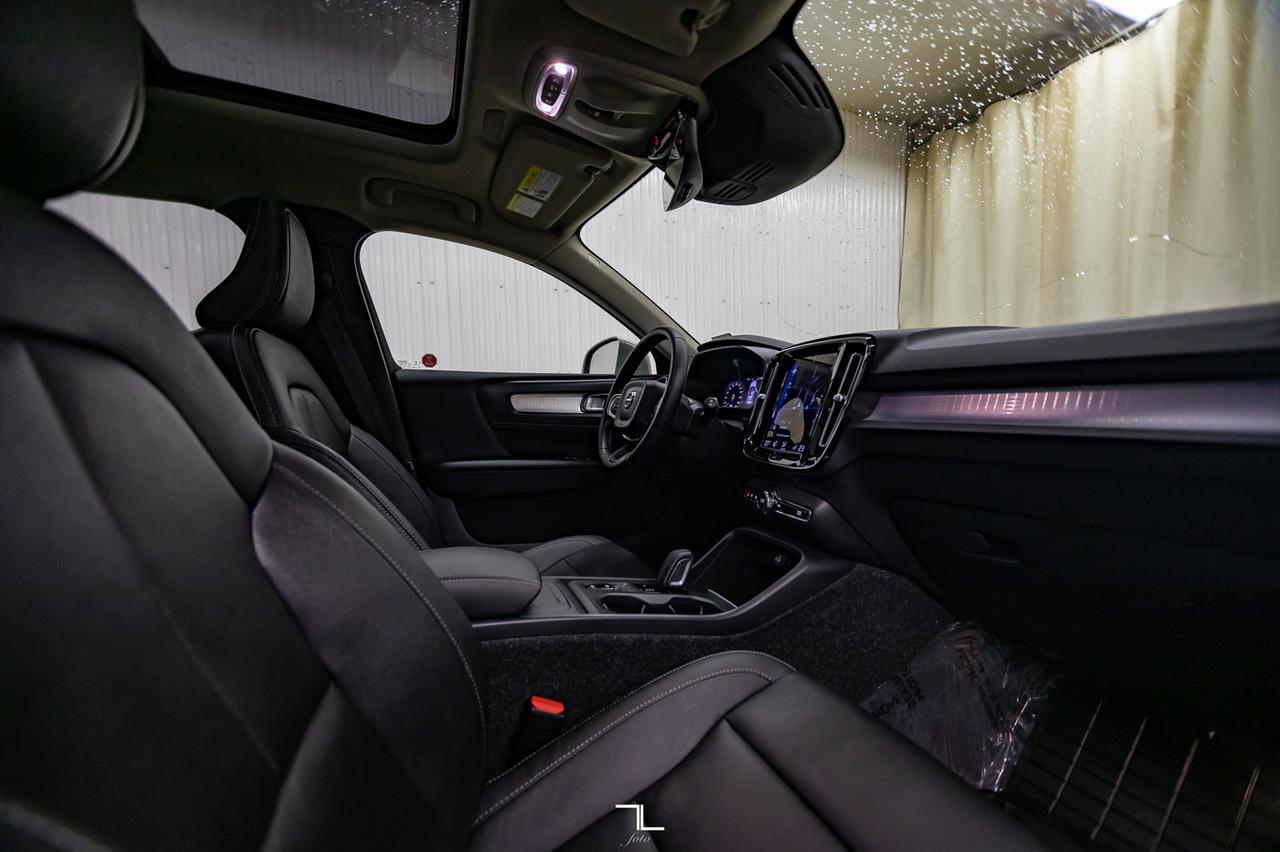 2021 Volvo XC40 AWD T5 Momentum Leather Roof Nav BCam Red Deer AB