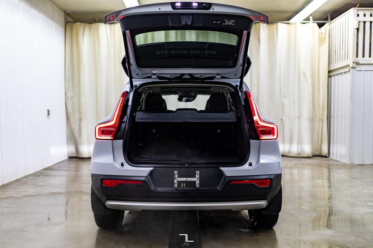 2021 Volvo XC40 AWD T5 Momentum Leather Roof Nav BCam Red Deer AB