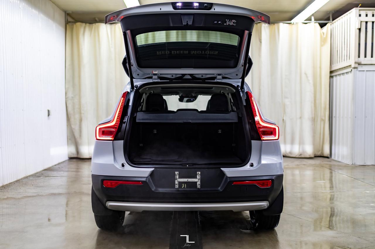 2021 Volvo XC40 AWD T5 Momentum Leather Roof Nav BCam Red Deer AB