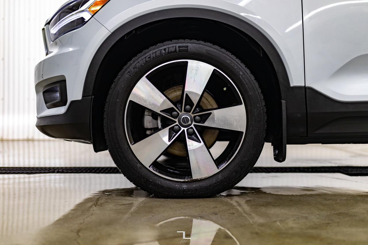 2021 Volvo XC40 AWD T5 Momentum Leather Roof Nav BCam Red Deer AB