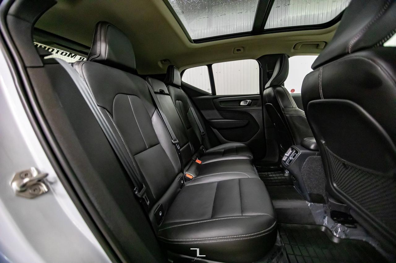 2021 Volvo XC40 AWD T5 Momentum Leather Roof Nav BCam Red Deer AB