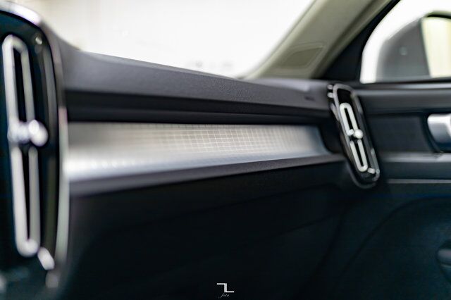 2021 Volvo XC40 AWD T5 Momentum Leather Roof Nav BCam Red Deer AB