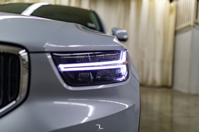 2021 Volvo XC40 AWD T5 Momentum Leather Roof Nav BCam Red Deer AB