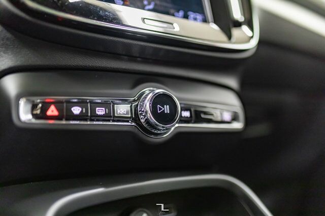 2021 Volvo XC40 AWD T5 Momentum Leather Roof Nav BCam Red Deer AB