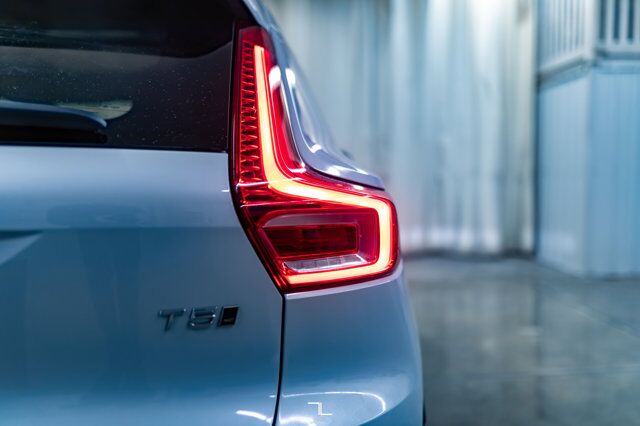 2021 Volvo XC40 AWD T5 Momentum Leather Roof Nav BCam Red Deer AB