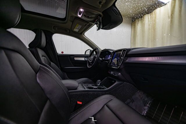 2021 Volvo XC40 AWD T5 Momentum Leather Roof Nav BCam Red Deer AB