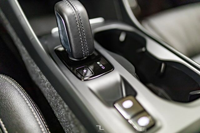 2021 Volvo XC40 AWD T5 Momentum Leather Roof Nav BCam Red Deer AB