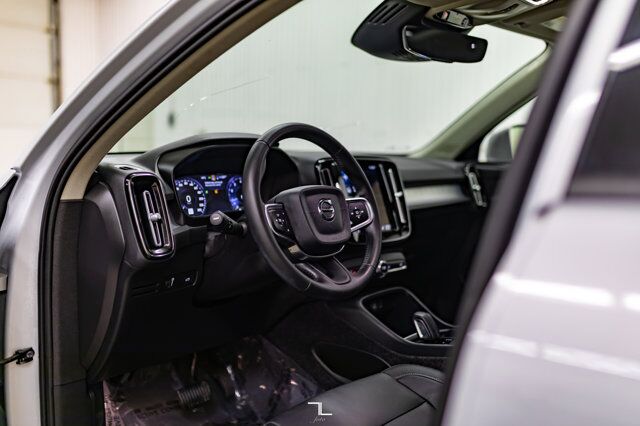 2021 Volvo XC40 AWD T5 Momentum Leather Roof Nav BCam Red Deer AB