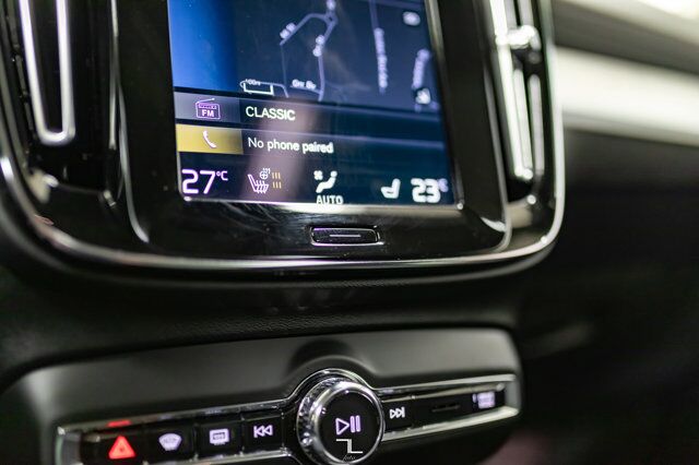 2021 Volvo XC40 AWD T5 Momentum Leather Roof Nav BCam Red Deer AB