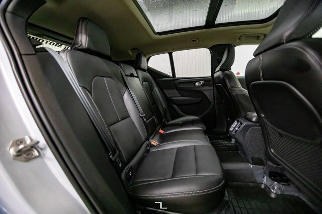 2021 Volvo XC40 AWD T5 Momentum Leather Roof Nav BCam Red Deer AB